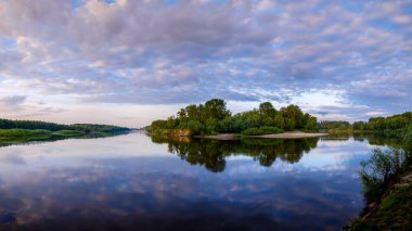Nehir ve gölü olan güzel bir manzara.