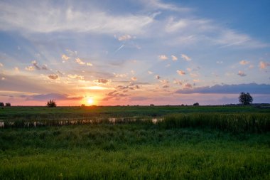 güzel bir gün batımı Nehri