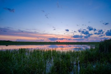 Gölün üzerinde güzel bir gün batımı
