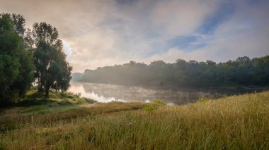 Nehirde güzel bir gün doğumu
