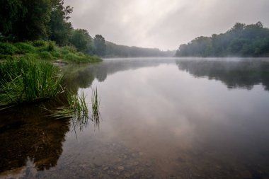 Sabahları nehrin güzel manzarası