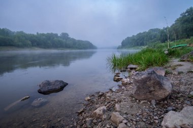 Akşamları nehir kıyısında