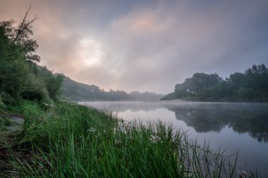 Nehirde gün doğumu. Nehrin üzerindeki sis
