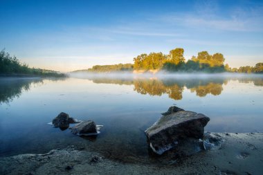 Nehrin üzerinde gün doğumu.
