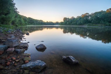 Nehir, doğa ve gökyüzü ile güzel bir yaz manzarası