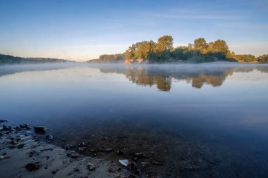 Gölde güzel bir gün doğumu