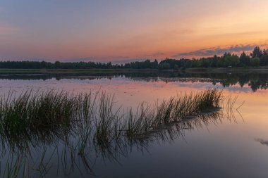 Gölün üzerinde güzel bir gün batımı