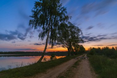 Gölün üzerinde güzel bir gün batımı