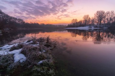 Kışın nehir olan güzel bir manzara.