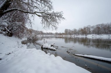 Karda ve nehirde kış manzarası