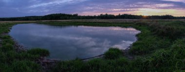 Nehirde bir yaz akşamı. gün batımı.