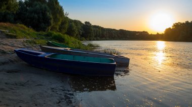 Güneş gölün üzerinde parlıyor