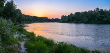 Nehirde güzel bir gün batımı