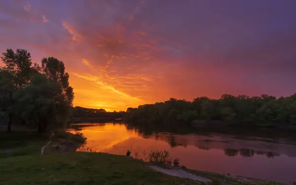 Yazın gölün üzerinde gün batımı