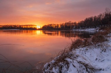 Donmuş gölün üzerinde gün batımı, kış mevsimi