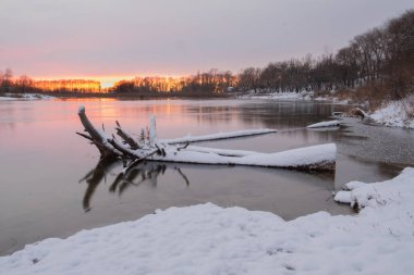 Nehirde kış gün batımı