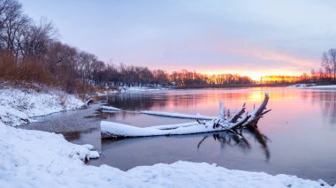 Donmuş nehir kış ormanında gün batımında