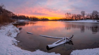 Kışın donmuş nehir