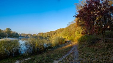 Nehir ve ormanlı güzel sonbahar manzarası