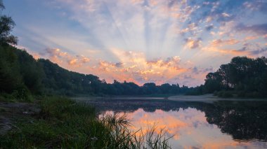 Gölde gün batımı