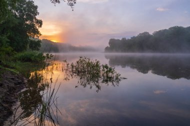 Sabah sisli nehrin üzerinde gün doğumu.