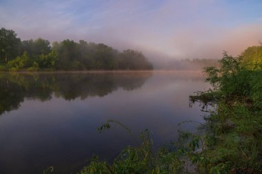 Sabah sisi nehir kıyısında.