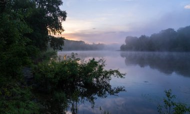 Güneşin doğuşu sisli