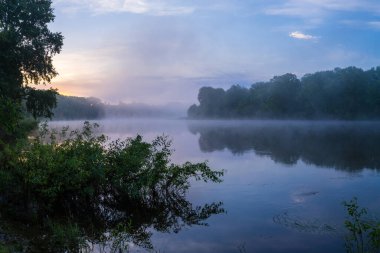 Sabah gölde gün doğumu