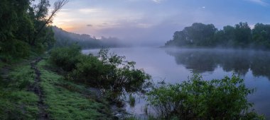 Küçük bir gölde gün doğumu