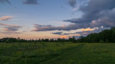 Gölün üzerinde güzel bir gün batımı
