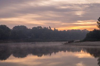 Akşamları gölün üzerinde gün batımı.