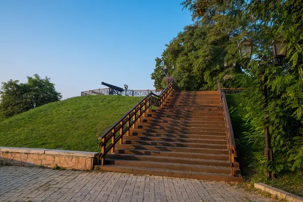 Gün batımında parkta merdivenler