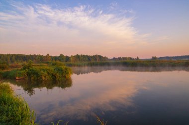 Akşamları gölün üzerinde gün batımı, Rusya