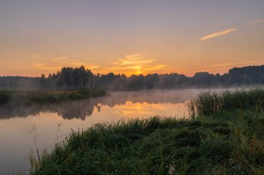 Gölde gün batımı