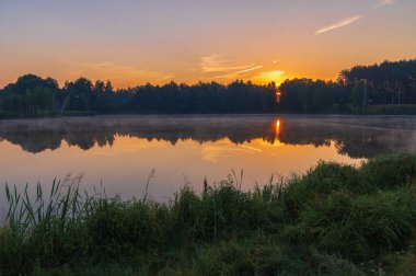 Sabah bir gölün üzerinde gün doğumu