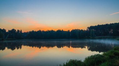 Ormandaki gölde gün doğumu