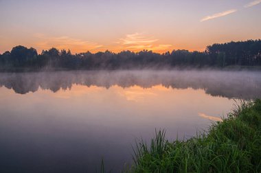 Gölün üzerinde güzel bir gün doğumu