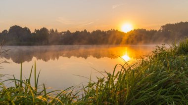 Güzel yaz günbatımı gölde