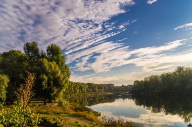 sonbaharda ağaçlar ve Nehri