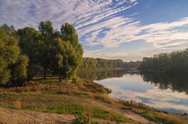 Sonbahar ormanındaki nehir.