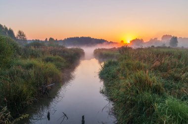 Nehir kıyısında gün doğumu
