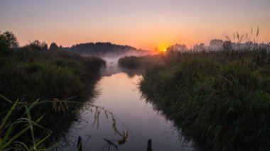 Nehirde gün doğumu