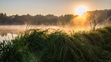 Gölün üzerinde güzel bir gün doğumu