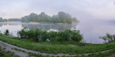 Köydeki nehirde sabah sisi.