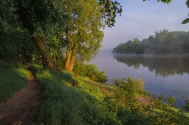 Gün batımında sisli bir nehir, yaz manzarası