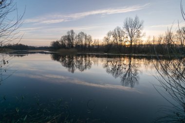 Nehirde güzel bir gün batımı