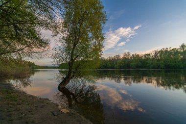 Gölün üzerinde güzel bir gün batımı