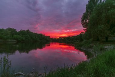 Nehrin üzerinde güzel bir gün batımı