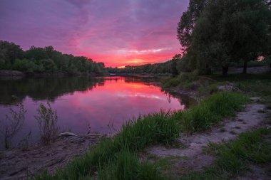 Nehirde gün batımı