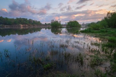Nehirde güzel bir gün batımı